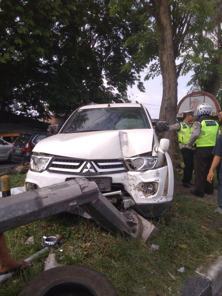 Diduga Mabuk, Pengemudi Mobil Pajero Sport Tabrak Tiang Traffic Light