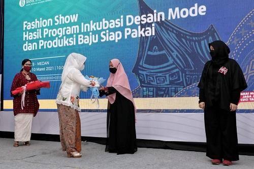 Inkubasi Desain Mode dan Produksi Baju Siap Pakai, Dekranasda Kota Medan Berikan Apresiasi di Acara Fashion Show
