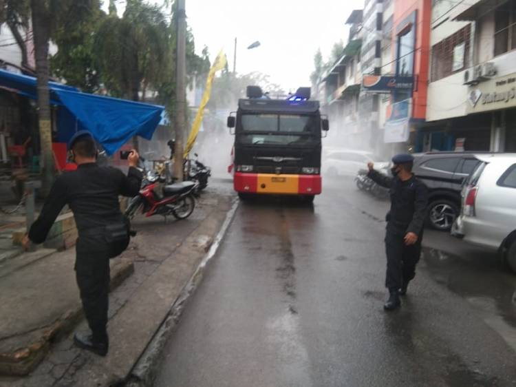 Terapkan Prokes PPKM Berbasis Mikro, Polsek Medan Baru Kembali Semprotkan Disinfektan