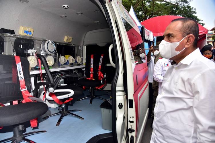 Edy Rahmayadi Tinjau Fasilitas Drive Thru Rapid Test dan Swab Test di Lapangan Merdeka Medan