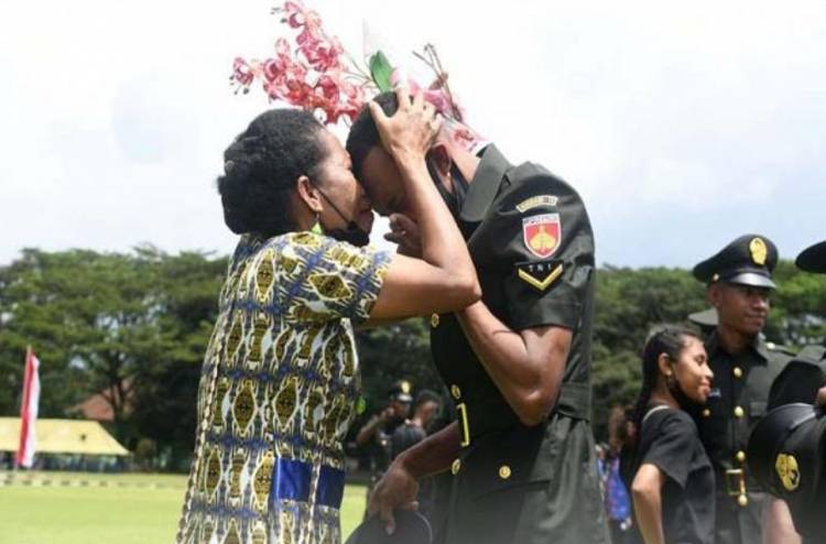 Tangis Haru Warnai Pelantikan 1.000 Bintara Otsus Orang Asli Papua