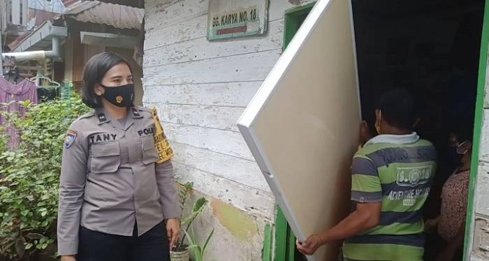 Bhabinkamtibmas Polsek Medan Baru, Aipda Tani Sumbangkan Pintu Kamar Mandi dan Sembako untuk Warga Kurang Mampu