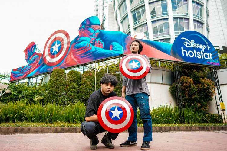 Duo Seniman Berbakat Tanah Air Ciptakan Karya Seni Kolosal untuk Merayakan Serial Terbaru Marvel Studios