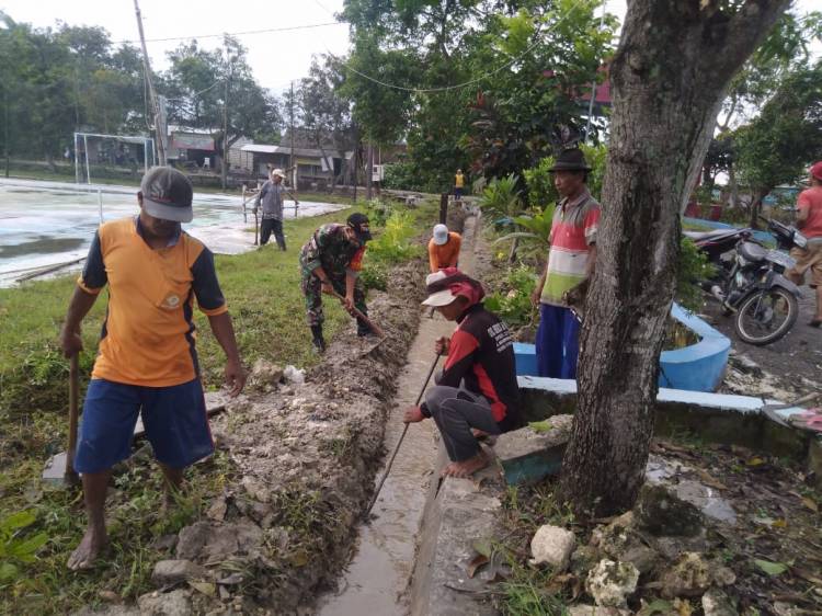 Bareng Warga, Anggota Koramil Sugio Bersih-Bersih Saluran Air