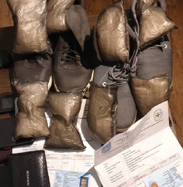 Simpan Sabu dalam Sepatu, 2 Warga Aceh Diringkus di Bandara Kualanamu