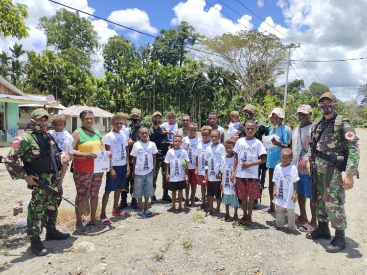 Prajurit TNI Yonif 131/Braja Sakti Bagikan Kaos dan Coklat