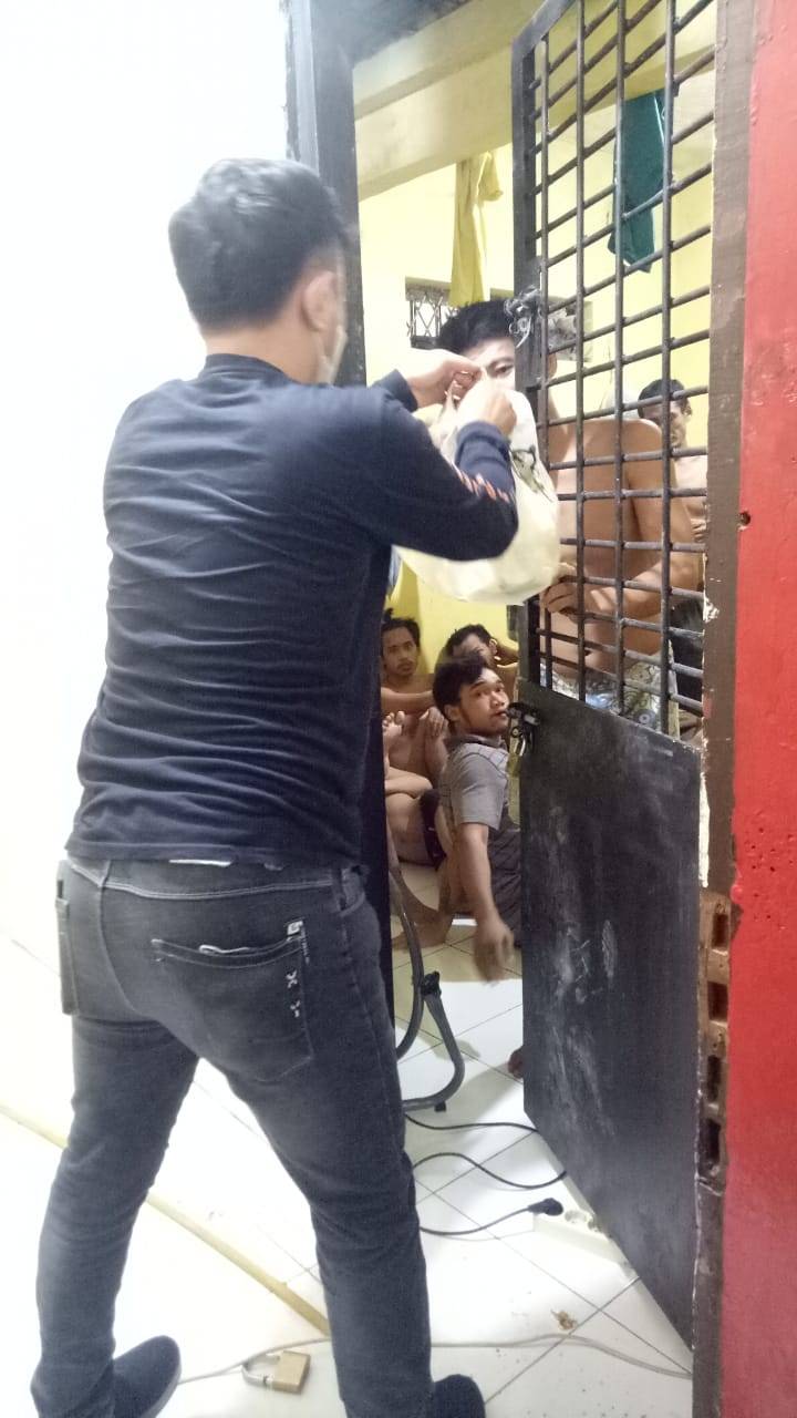 Polsek Medan Baru Berikan Makan Tambahan untuk Tahanan