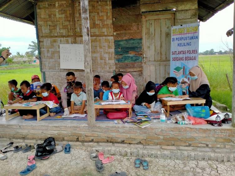 Kapolres Sergai Giatkan Perpustakaan Keliling di Perkampungan