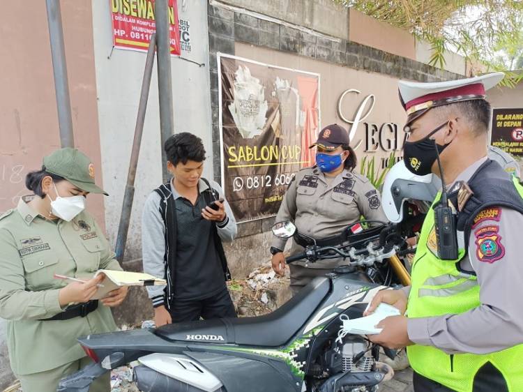 Akhir Pekan, Unit Lantas Polsek Medan Helvetia Berbagi Masker untuk Pengendara