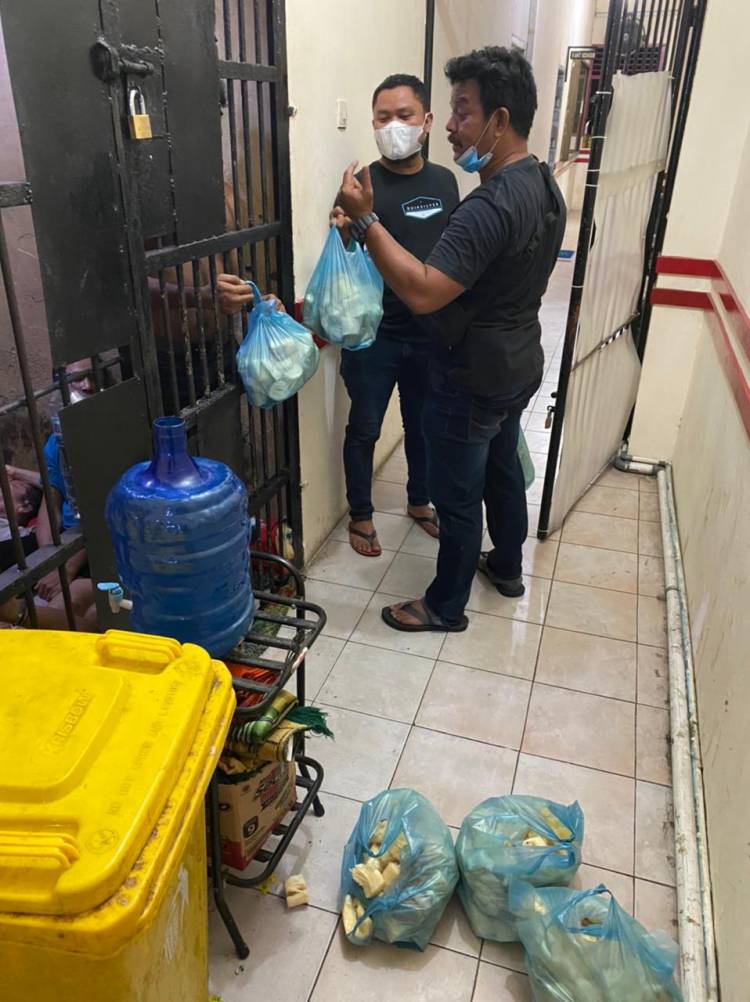 Rutin Tiap Malam, Polsek Medan Baru Berikan Ubi Rebus untuk Tambahan Makan Malam Tahanan