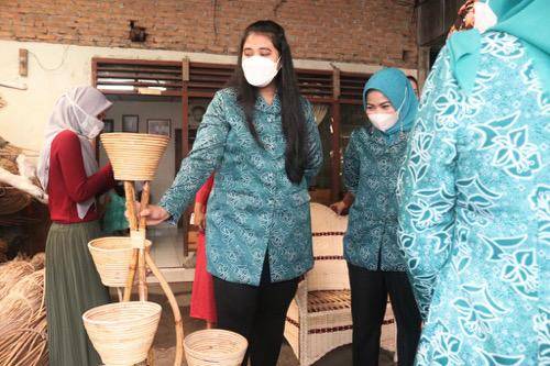 Kahiyang Ayu Tinjau Pengrajin Rotan dan Usaha Pembuatan Kerupuk Kulit di Medan Helvetia