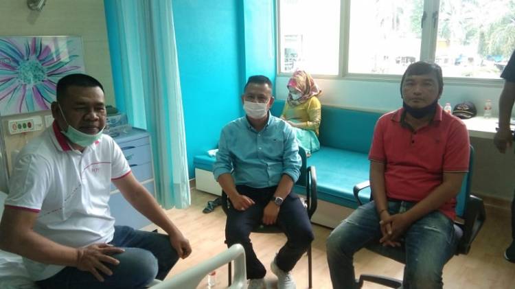 Ketua Pewarta Jenguk Ketua KOTI PP Sumut di RS Columbia Asia