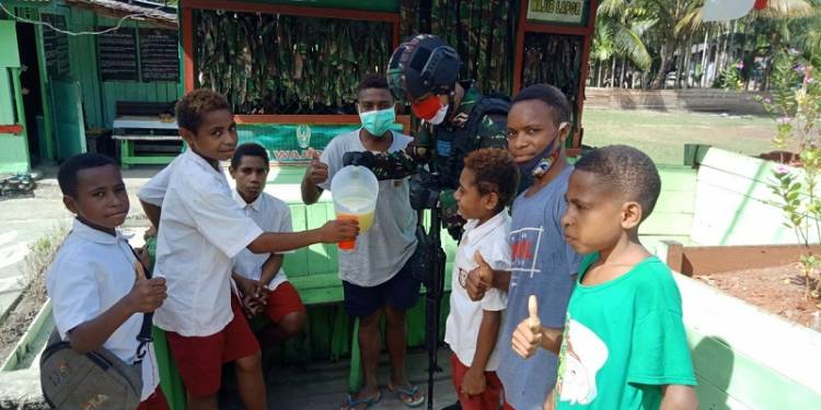 Prajurit TNI Berbagi Minuman Sehat Bergizi untuk Anak-Anak Papua