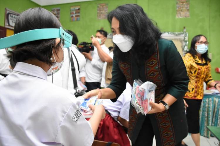 Menteri Bintang Kunker ke Nias, Ajak Siswa SD Negeri 070975 Kota Gunungsitoli Disiplin Prokes