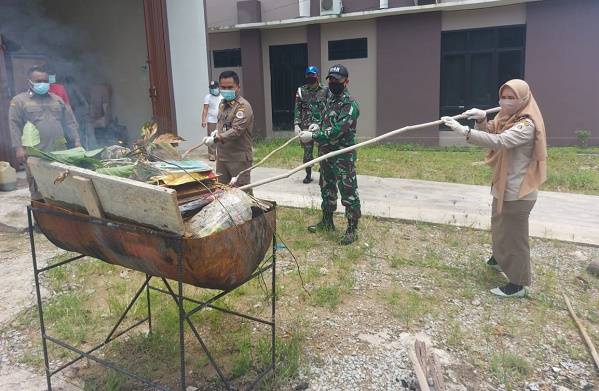 Daging Ayam, Bibit Anggrek Hingga Benih Seledri Asal Malaysia Dimusnahkan