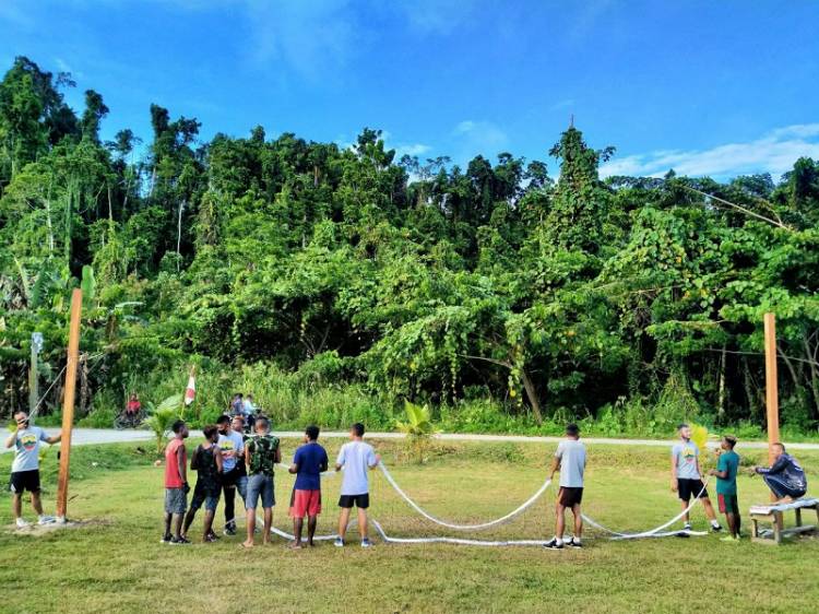 Satgas Pamtas TNI Bangun Sarana Olahraga di Kampung Mosso Papua
