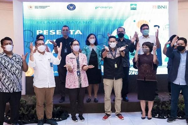 Sandiaga Uno Luncurkan Program Kartu Prakerja Bagi Pelaku Parekraf di Toba