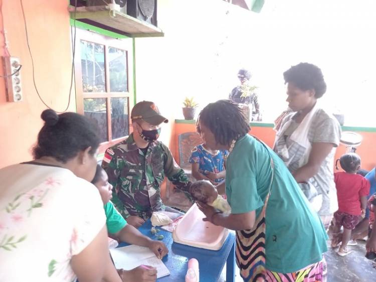 Satgas Pamtas TNI Bantu Masyarakat Papua Laksanakan Posyandu di Kampung Koya Koso
