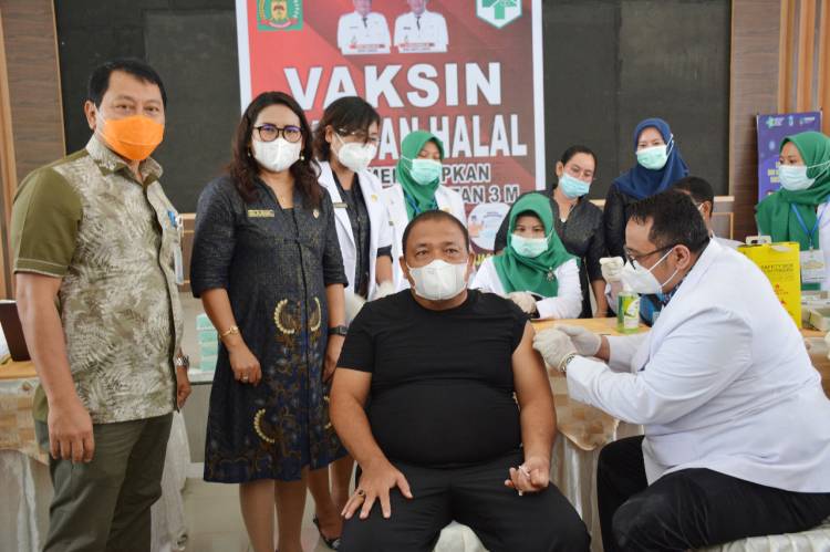 Bupati Langkat Laksanakan Vaksinasi Pertama