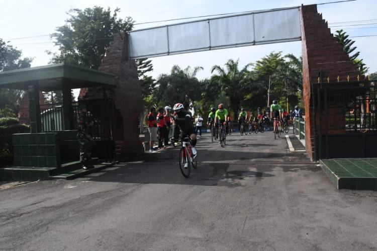 Gowes Sehat Pangdam Brawijaya Tiba di Mojokerto