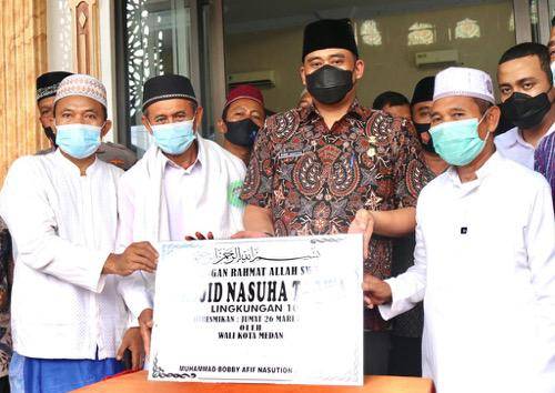 Bobby Nasution Salat Jumat di Masjid Nasuha Taqwa, Ajak Masyarakat Kelurahan Tangkahan Disiplin Prokes, Bersama Pulihkan Perekonomian