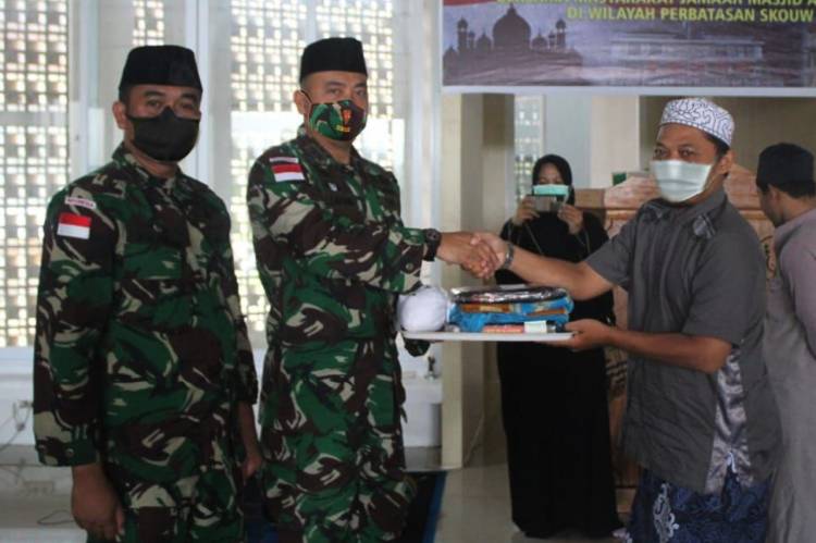Peringati Isra Mi'raj 1442 H,  Yonif 131/Brs Bagikan Al-Qur&rsquo;an dan Perlengkapan Sholat