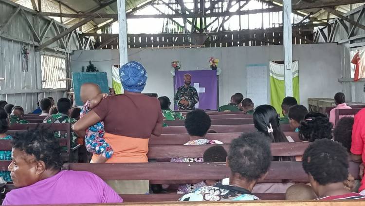 Personel TMMD Ke-110 Kodim Boven Digoel Ajak Generasi Muda Setempat Rajin Beribadah