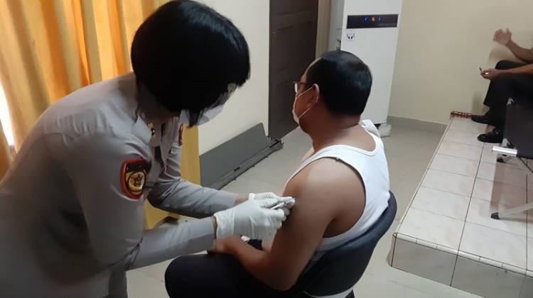 Ratusan Personel Polrestabes Medan Ikuti Vaksinasi Covid-19