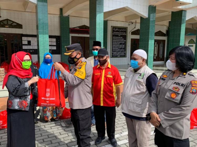 Meringankan Beban Warga saat Pandemi, Kapolresta Deli Serdang Bagikan Sembako