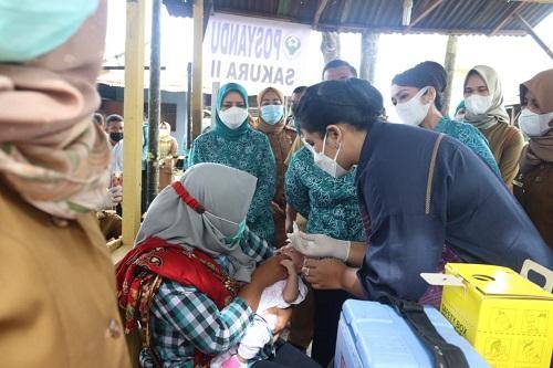 Kunker Posyandu, Ketua TP PKK Kota Medan Teteskan Imunisasi Polio untuk Balita dan Nutrisi untuk Ibu Hamil