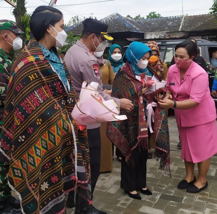 Kahiyang Ayu Kunker ke Kecamatan Medan Helvetia, Kapolsek Kompol Pardamean Hutahaean Sambut Rombongan