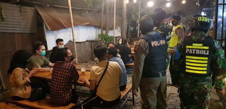 Nongkrong di Angkringan, Cafe, dan Rumah Makan, Para Pengunjung Dibubarkan Tim Gabungan Polsek Medan Baru