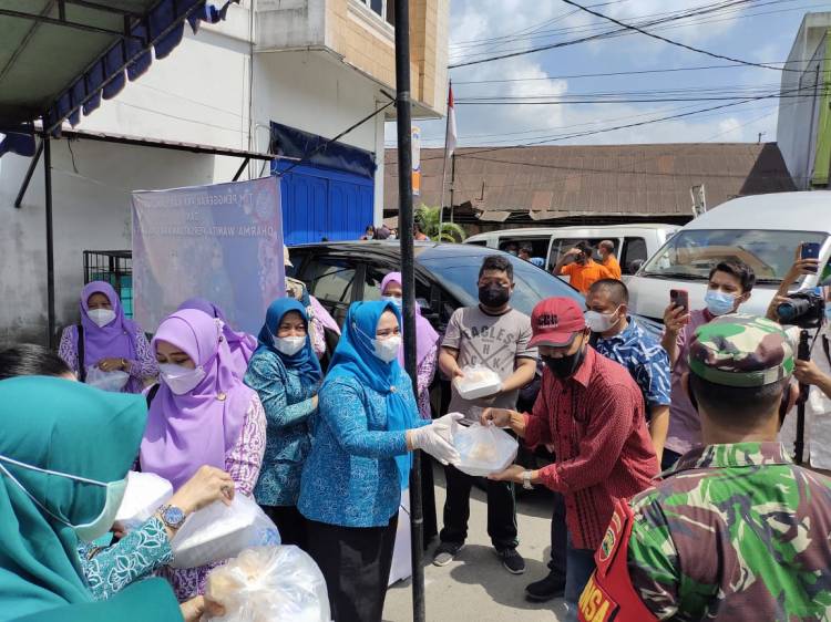 TP PKK dan DWP Langkat Kolaborasi, Bagikan 800 Bungkus Nasi Berkah