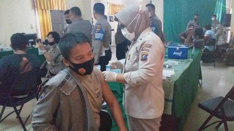Personil Bhabinkamtibmas Polsek Medan Helvetia Terima Suntikan Vaksinasi Covid-19