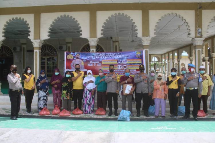 Jumat Barokah Ke Mesjid Jami Sei Rampah, Kapolres Sergai Berikan Bantuan Sembako