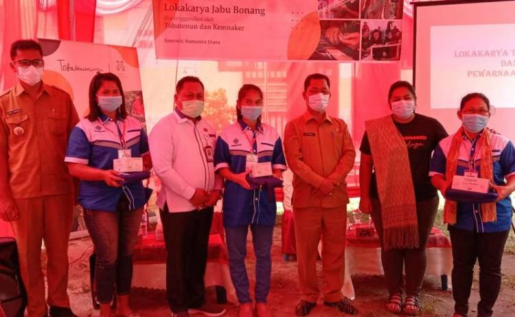 Bupati Samosir Buka Pelatihan Pewarnaan Ulos di Lumban Suhi-suhi