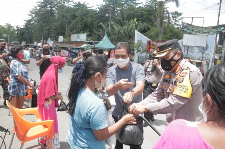 Cek Posko PPKM Mikro di Tanjung Morawa, Kapolresta Deli Serdang Bagikan Sembako
