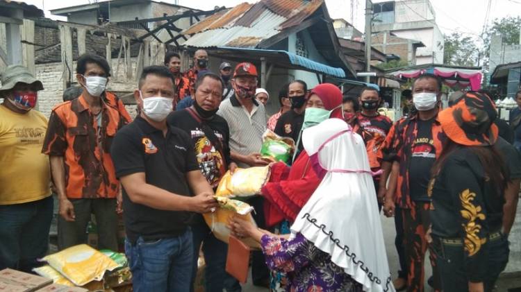 Ketua Pewarta Bersama PAC PP Medan Area Bantu Warga Korban Kebakaran di Jalan Denai Gang Rukun