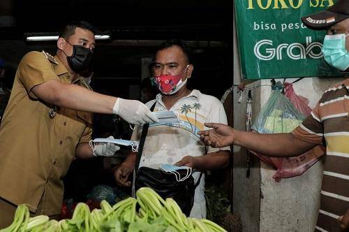 Walikota Medan Bersama Gubernur dan Forkopimda Sumut Bagikan Masker dan Hand Sanitizer di Pasar