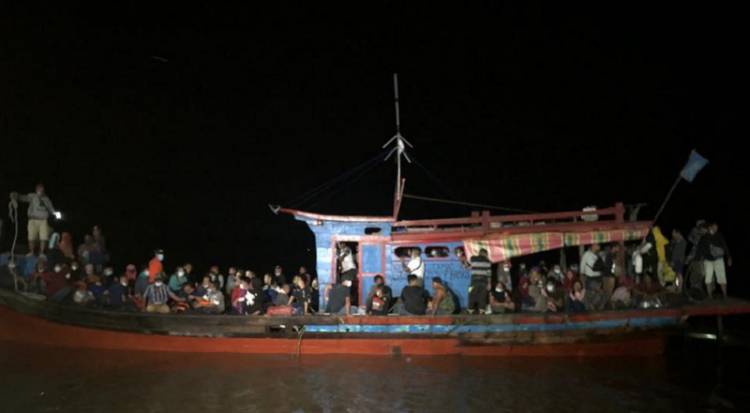 TNI AL Tangkap Kapal Bawa 80 Pekerja Migran Ilegal Pulang dari Malaysia di Pulau Jemur, 5 Diantaranya Anak di Bawah Umur