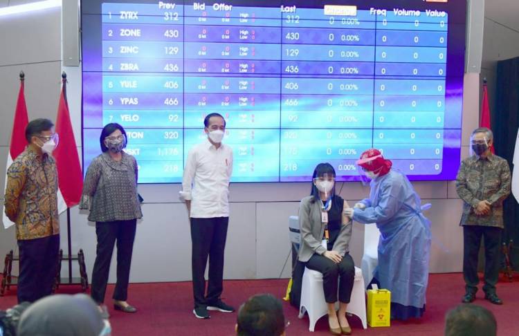 Presiden Tinjau Vaksinasi Besar-Besaran Bagi Pelaku Perbankan dan Pasar Modal