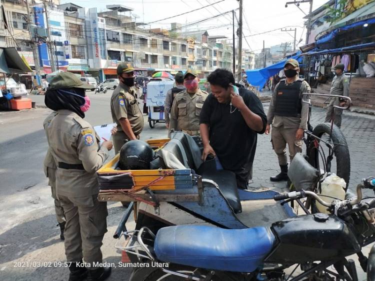 Polsek Medan Baru Operasi Yustisi, Bagikan Masker kepada Warga