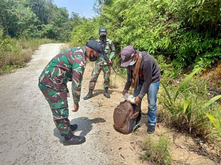 Satgas Pamtas RI-Malaysia Yonif 642 Amankan Puluhan Botol Miras dan 10 PMI Non Prosedural