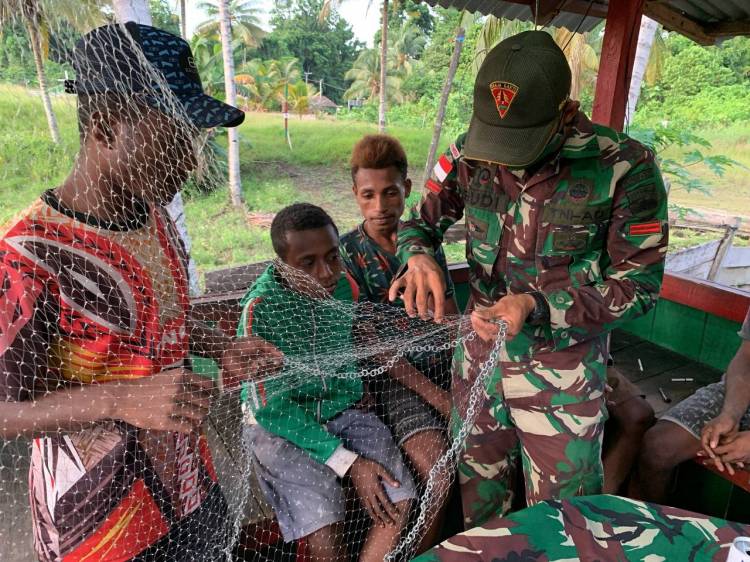 Prajurit TNI Satgas Yonif 131/Braja Sakti Ajarkan Pembuatan Jala Ikan kepada Warga