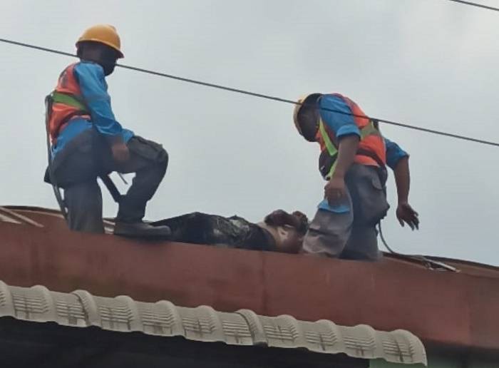 Sedang Bekerja, Tukang Bangunan Tewas Tersengat Aliran Listrik di Atap Gudang Intan Jalan Letsu
