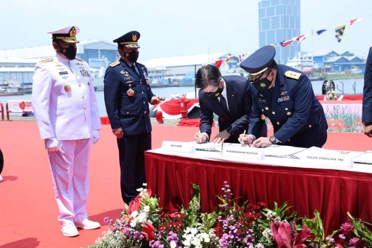 Panglima TNI Hadiri Serah Terima Kapal Selam KRI Alugoro-405