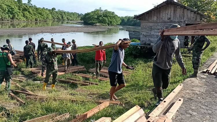 Angkut Kayu untuk Pembangunan Rumah, Personel TMMD Kodim 1711 Gotong Royong Bersama Warga Boven Digoel