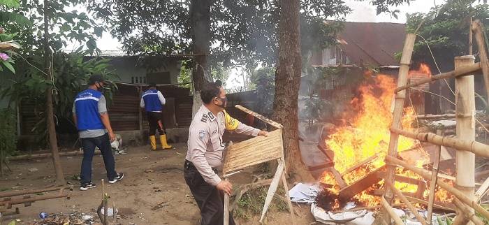 Gubuk di Kawasan Jalan Polonia Dibakar Petugas Gabungan Polsek Medan Baru