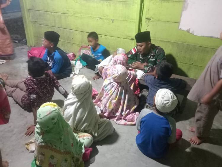 Anggota TNI Mengajar Mengaji di Perbatasan Indonesia-Papua Nugini