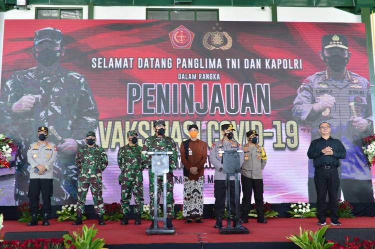 Panglima TNI dan Kapolri Pimpin Serbuan Vaksinasi Bagi Prajurit dan Lansia